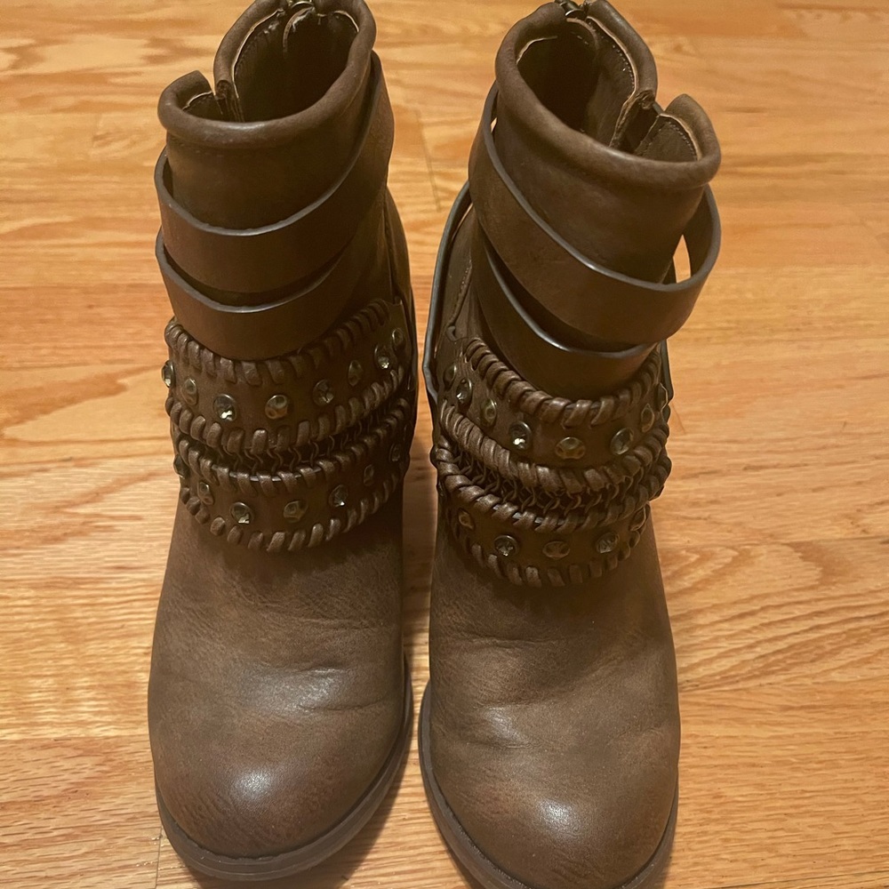 Buckle “ not rated” brand boots super cute